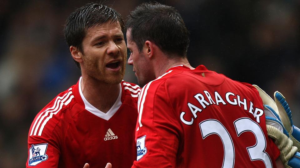 Aksi Xabi Alonso bersama rekan satu timya, Jamie Carragher di Liverpool. - INDOSPORT